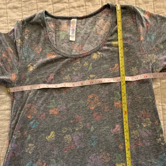 ✨3 for $25✨5 Lularoe Classic T’s Small/Med - Picture 3 of 16